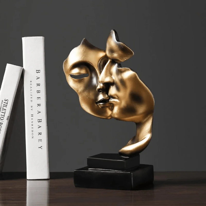 Escultura Beijo de Ouro Tazzi em exibição